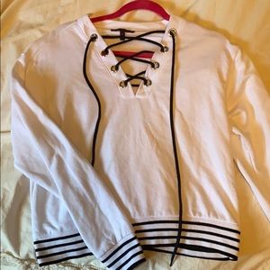 Long sleeve crew neck with black details